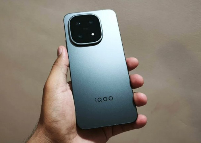 Apakah iQOO 15 Lebih Worth It dari iPhone 17 Pro? Jawabannya..