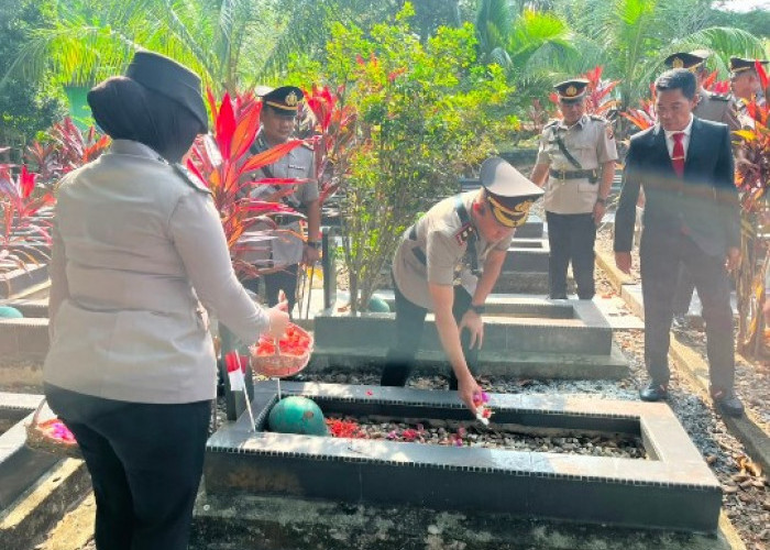 Polres OKU Kenang Jasa Pahlawan, Gelar Ziarah dan Tabur Bunga 
