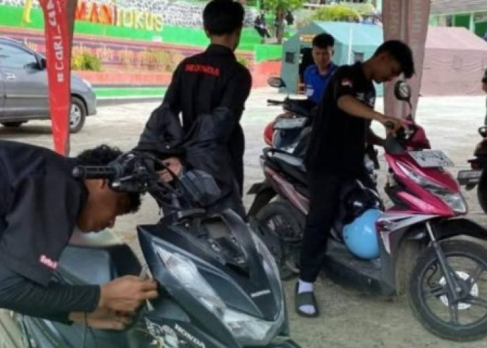 MAN 01 OKU Selatan Gelar Servis Motor Gratis bagi Siswa dan Guru