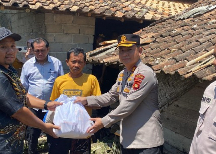 Kapolres OKU Timur Salurkan Bansos untuk Korban Puting Beliung di Desa Sridadi