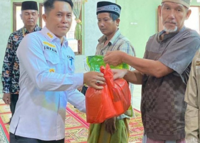Peduli Sesama, Bagikan Sembako untuk Warga