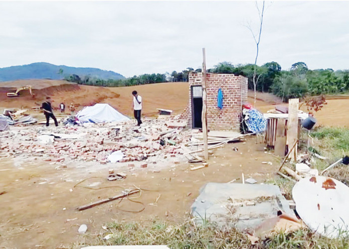 Rumah Asep, Rata dengan tanah pasca disapu angin puting beliung