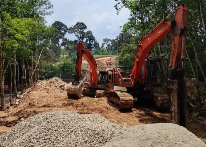 Permudah Akses Masyarakat, Bangun Jalan dan Jembatan