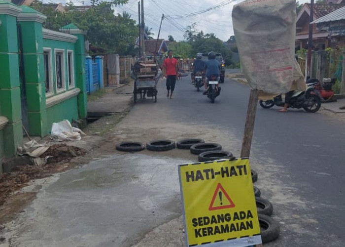 Warga Sekarjaya OKU 'Patungan' Perbaiki Jalan Rusak Demi Keselamatan Pengguna Jalan!