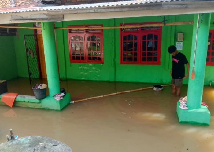 Debit Sungai Wall  Lubuk Batang OKU Meluap hingga Rendam Permukiman Warga