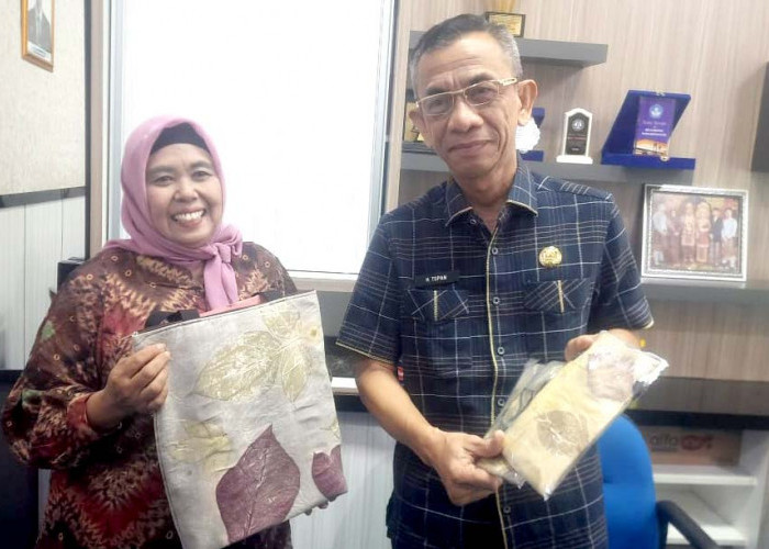 Kadisdik OKU Dorong Inovasi Batik Ecoprint Karya Murid SMP N 3 untuk Seragam Sekolah 