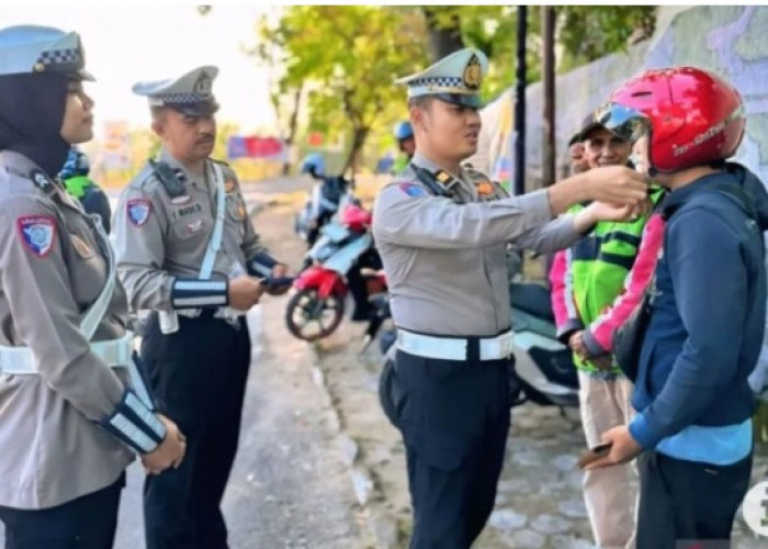 Bagikan Puluhan Helm Tumbuhkan Kesadaran Tertib Lalulintas