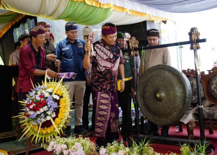 Bupati Enos Resmikan Pura Dalem Tirta Sari, Ajak Umat Perkuat Kedamaian dan Persaudaraan