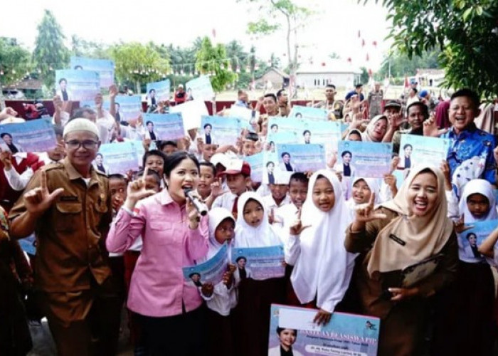 Dorong Pemerataan Akses Pendidikan, Ratu Tenny Salurkan PIP di OKU Timur