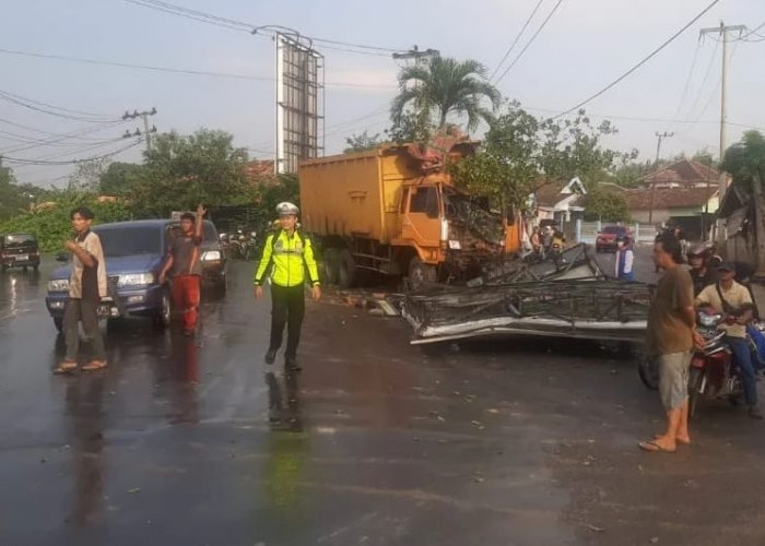 Tragedi di Baturaja: Avanza Merah 'Dekap' Dua Roda, Nasib Korban Menegangkan