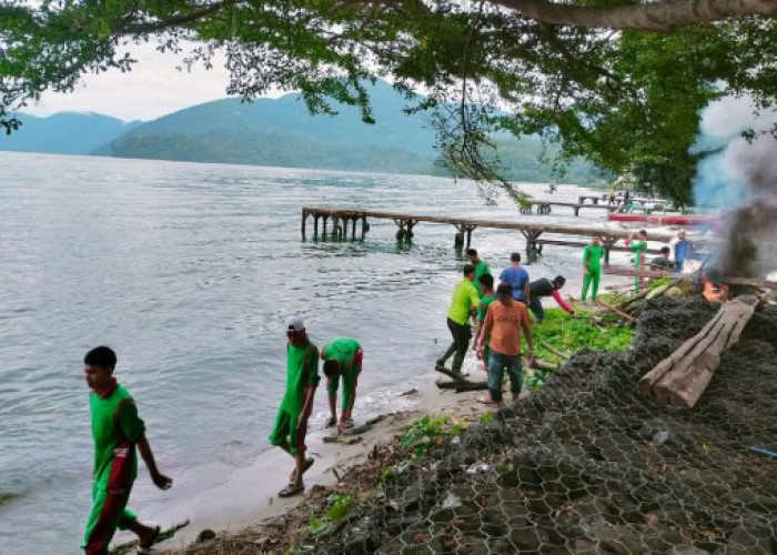 Ajak Siswa-Siswi Bersihkan Sampah di Danau Ranau 
