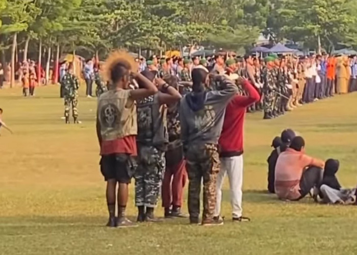 Hormat! Anak Punk di Baturaja Ikuti Jalannya Upacara Penurunan Bendera HUT RI 78 