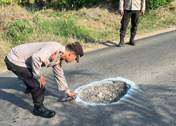 Tak Tunggu Korban Berjatuhan! Polres OKU Turun Cat Jalan Berlubang 