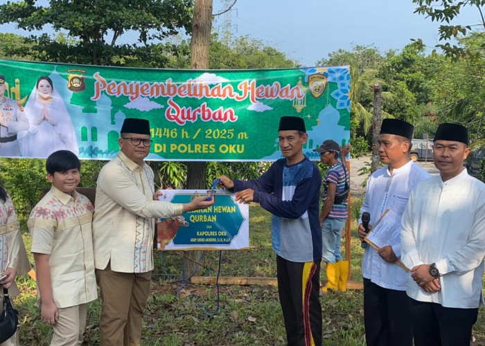 Polres OKU Bagikan 1.010 Paket Daging kepada Warga