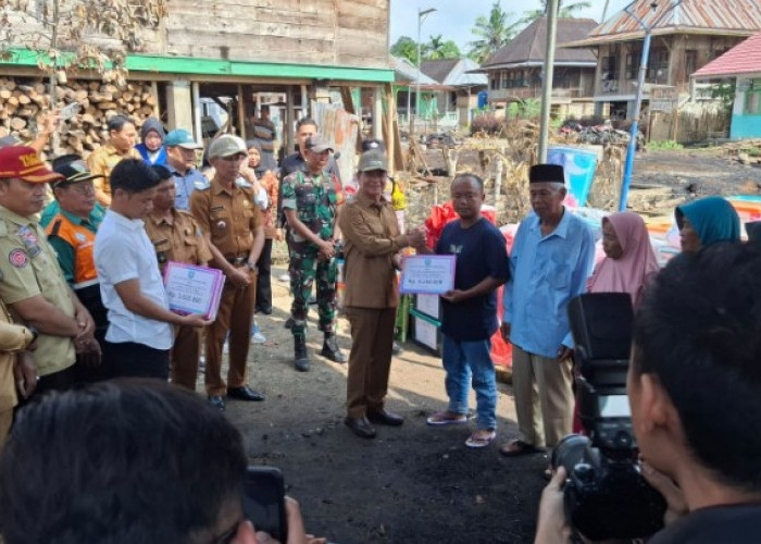 Wabup OKU Selatan Salurkan Bantuan untuk Korban Kebakaran