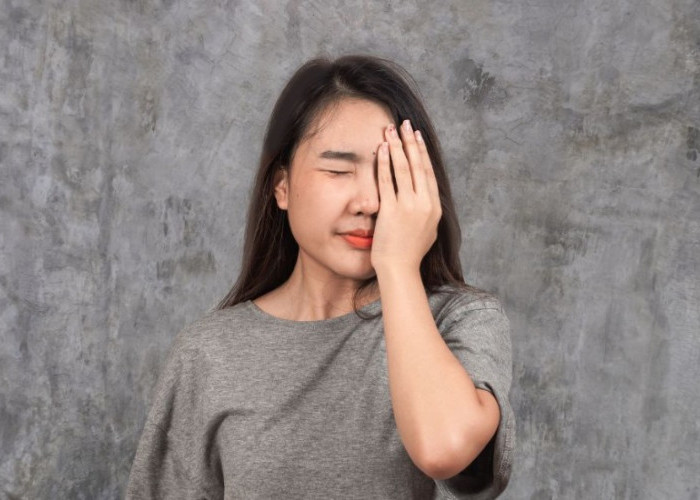 7 Cara Ampuh Mengatasi Mata Merah Sebelah Kiri Secara Alami dan Cepat