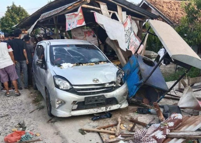 Mobil Agya Tabrak Warung Gorengan di OKU, Enam Warga Terluka