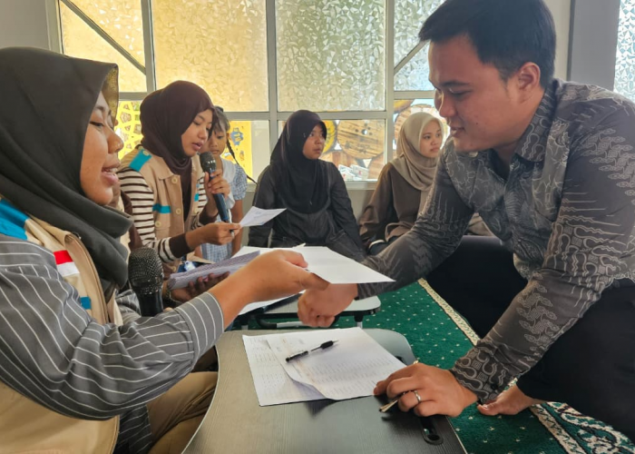 Nyalakan Pelita Harapan, YBM PLN UP3 Lahat Salurkan Beasiswa Cahaya Pintar untuk 66 Siswa