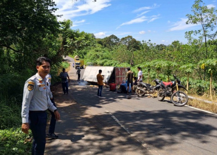 Hilang Kendali Truk Pengangkut Sembako Terguling