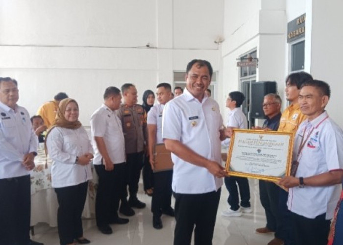 Bupati Abusama Beri Penghargaan kepada Wartawan