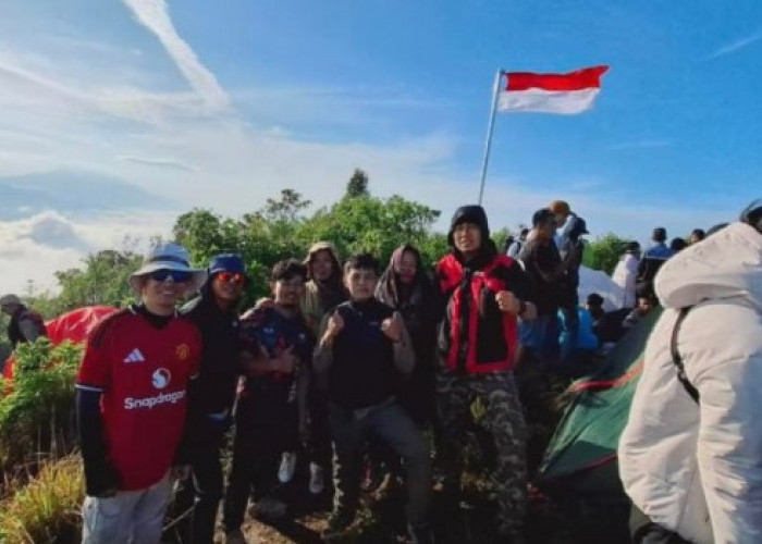HUT RI ke-80, Komunitas Pecinta Alam Kibarkan Bendera di Gunung Seminung