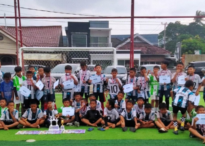 6 Siswa SSB PSS Antar SDN 135 Palembang Raih Juara Turnamen Sepak Bola Mini