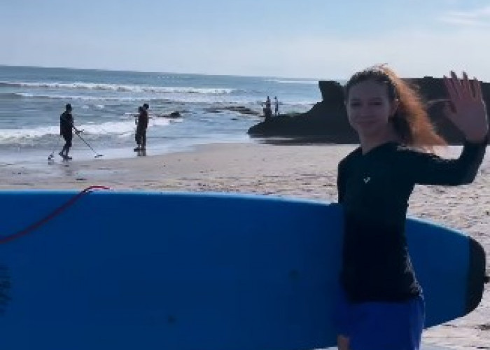 Yuki Kato Tekuni Hobi Baru Olahraga Surfing 