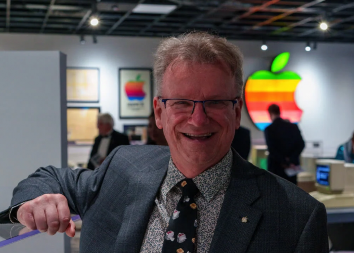 Hampir 5 Dekade di Apple, Siapa Sebenarnya Chris Espinosa?