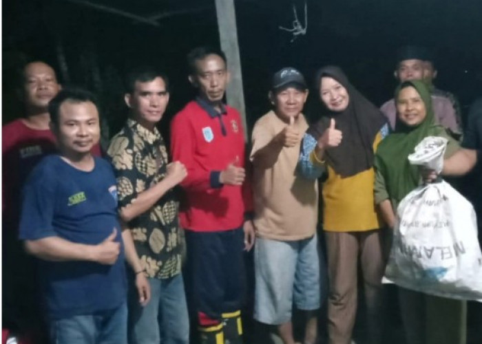  Disdamkarmat OKU Selatan Evakuasi Sarang Tawon Vespa dari Rumah Warga