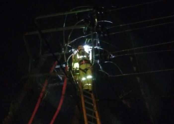 Cuaca Ekstrem, PLN ULP Baturaja Berjuang Pulihkan Listrik di Tengah Badai