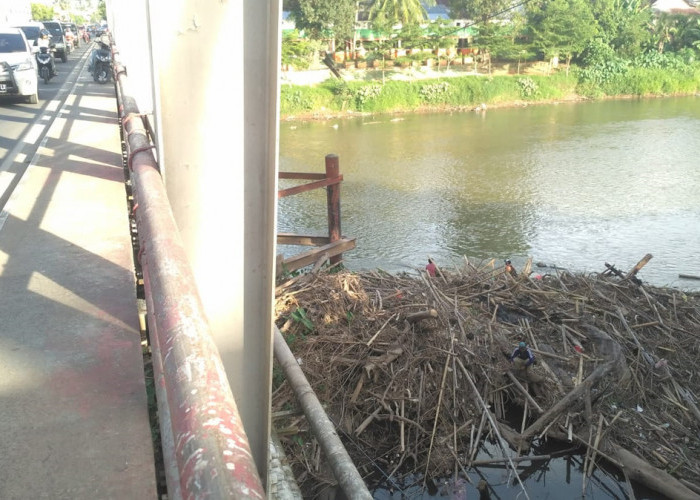 Tumpukan Sampah di Bawah Jembatan Ogan 2 Belum Bisa Dibersihkan
