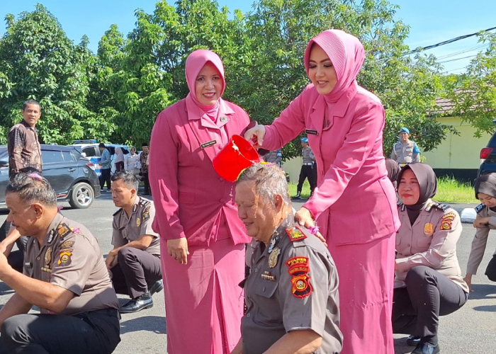 Naik Pangkat, 59 Personel Polres OKU Disiram Bunga 