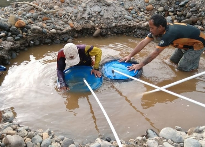 KESAL! PDAM di OKU Selatan Sering Mati, Warga Bikin Sumur Buatan Sendiri