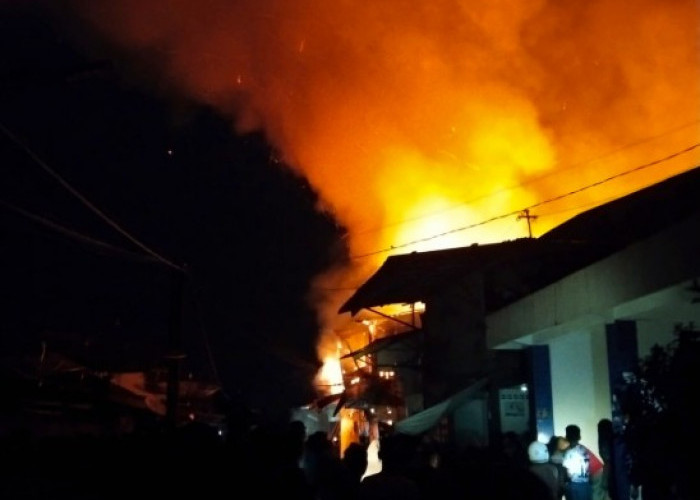 Kebakaran Hebat Landa Permukiman Padat, Sejumlah Rumah Hangus Terbakar