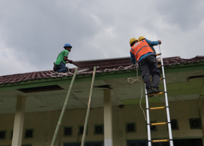 PLN Nyalakan Sekolah Terpencil di Jambi dengan Energi Surya