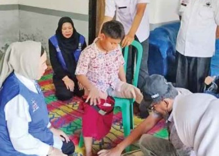 Kenan Bahagia Terima Kaki Palsu dari Gubernur Sumsel Herman Deru