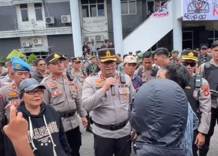 Dialog Massa dan Kapolres OKU Pecah, Desak Diizinkan Masuk Berbuntut Kericuhan