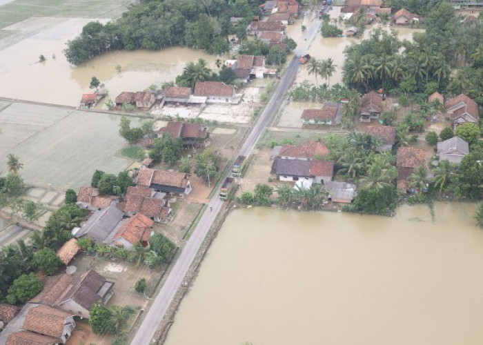 Penanganan Banjir OKU Timur Berjalan Cepat dan Terukur, Bupati Enos Lakukan Pantauan Udara