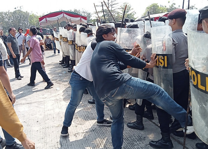 Ratusan Polisi di OKU Terlibat Bentrok dengan Massa di Terminal Tipe A Batu Kuning