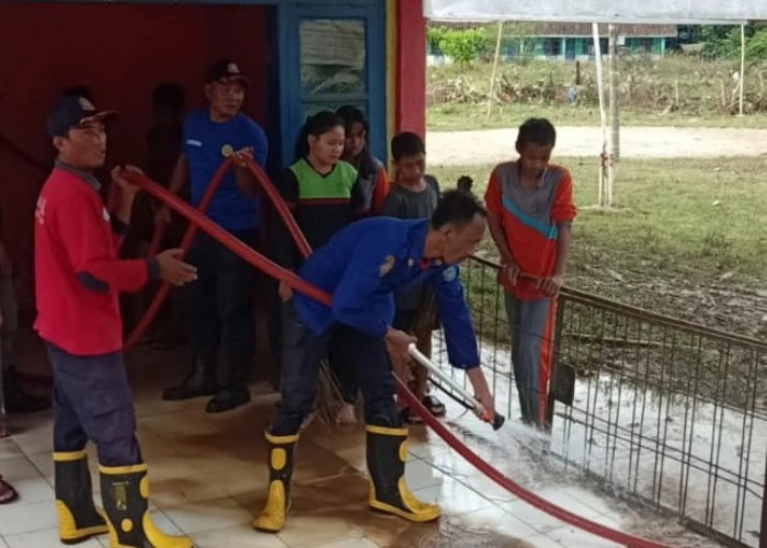 Damkar OKU Selatan Bantu Bersihkan Lumpur Pasca Banjir