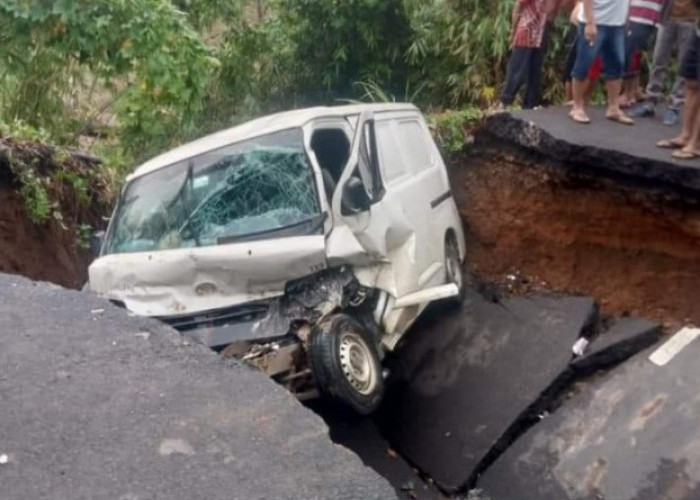 Akibat Longsor, Jalan Provinsi Menghubungkan OKU Raya Putus 