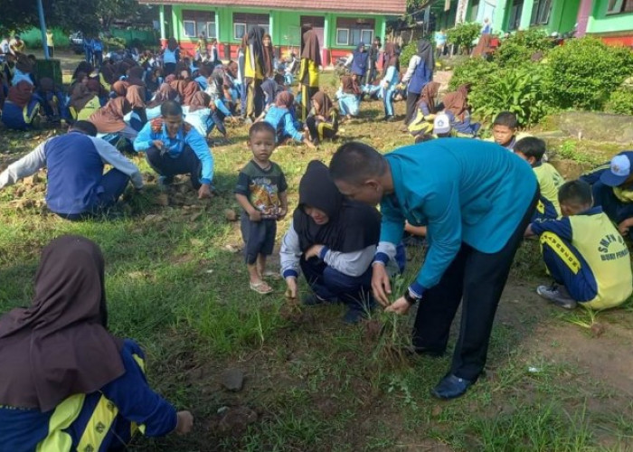 SMPN 02 Buay Pemaca Gelar Gotong Royong, Bentuk Karakter Siswa Peduli Lingkungan. 