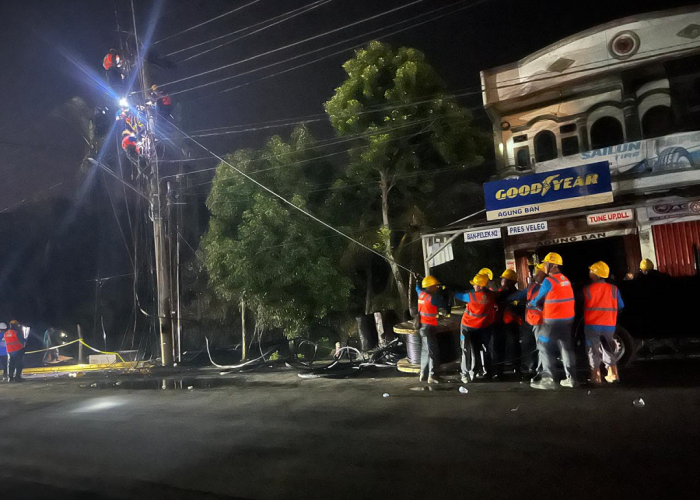 Petugas ULP PLN Baturaja Berjibaku Amankan Jaringan Listrik Saat Kebakaran, Aliran Listrik Sempat Diputus