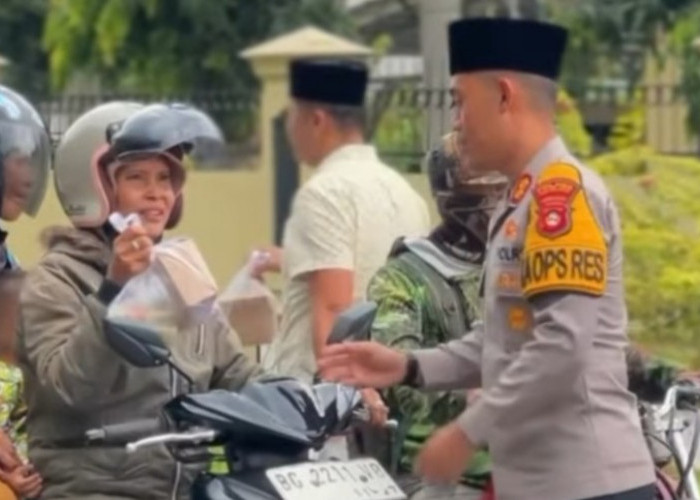 Tebar Berkah Ramadan, Kapolres OKU Selatan Turun ke Jalan Bagikan Takjil