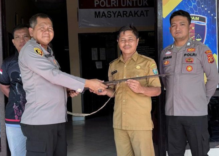 Warga Sinar Peninjauan OKU Serahkan Senpira Laras Panjang 
