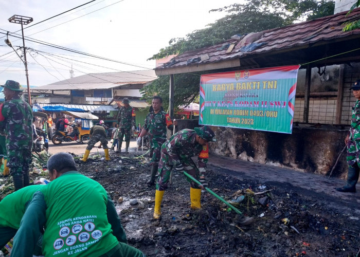 TNI Kodim 0403 OKU Turun ke Pasar Bersihkan Sampah