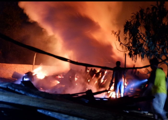 Panglong Kayu di Kemelak Baturaja Habis Terbakar