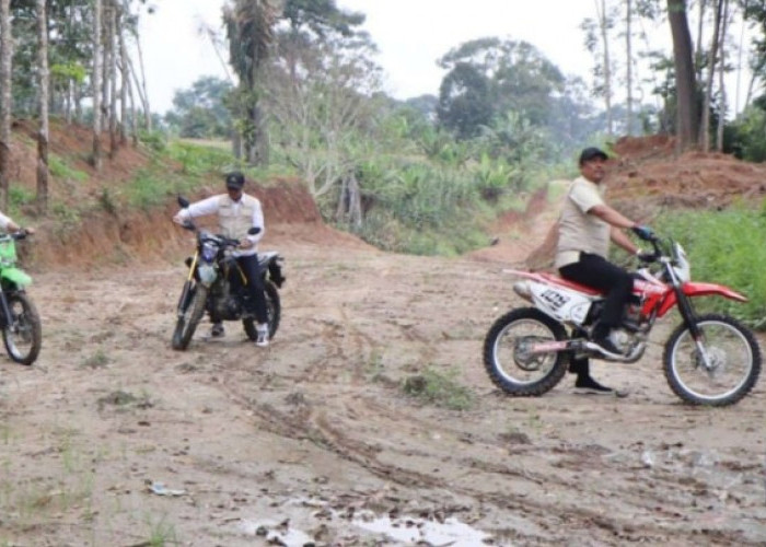Bupati OKU Selatan  Pastikan Pembangunan Jalan Strategis Karang Agung Berjalan Optimal