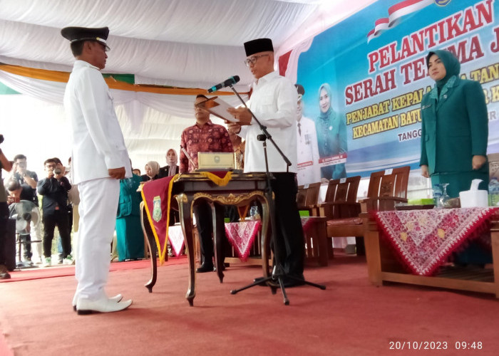 Pj Bupati OKU Teddy MeilwansyahMelantik  Pj Kades Tanjung Kemala di lapangan parkir TPU