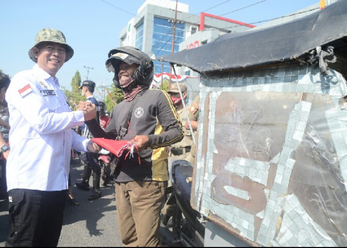 Sebar Ribuan Bendera Merah Putih ke Masyarakat 